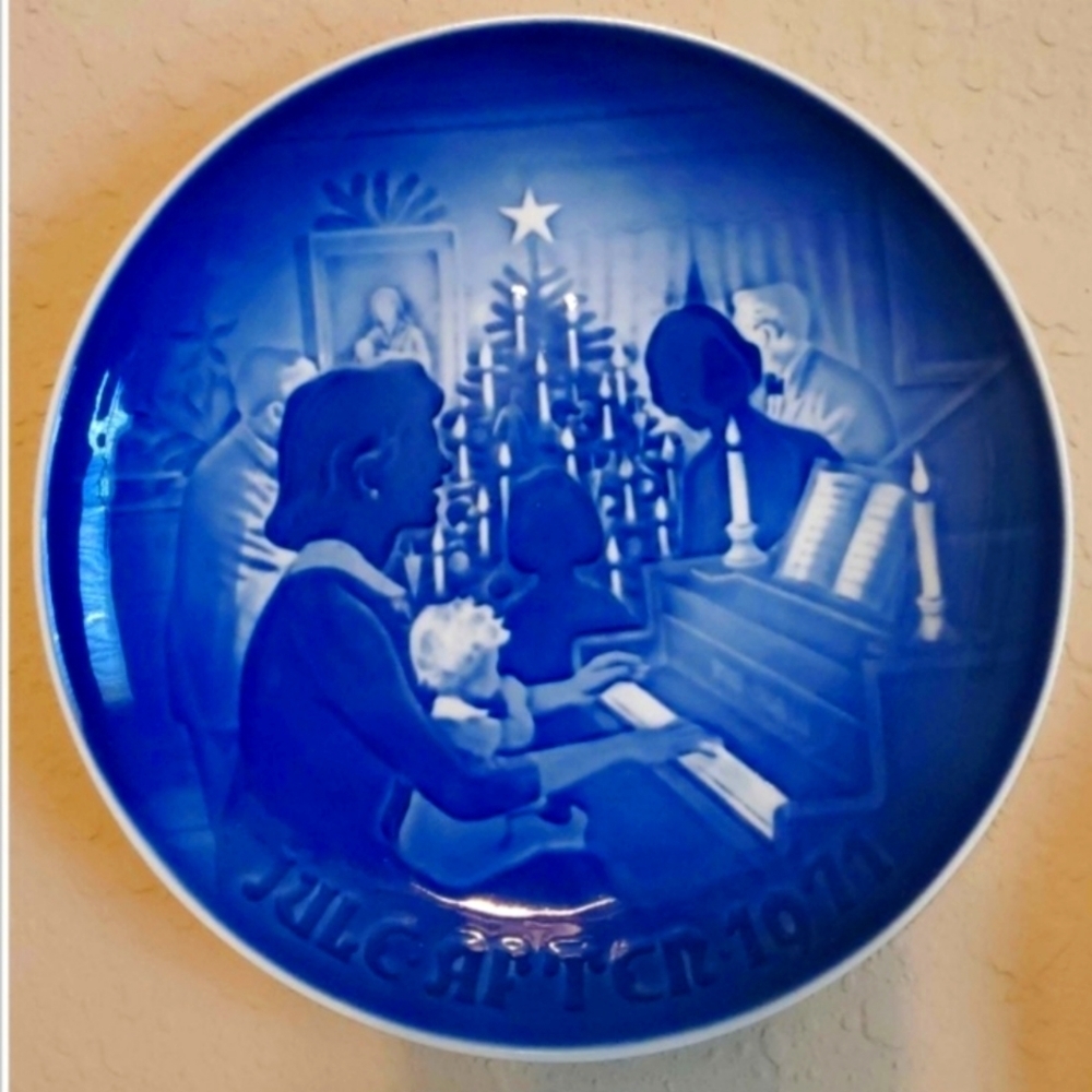 Vintage 1971 Bing & Grondahl Copenhagen Christmas π At Home Porcelain Plate - Picture 4 of 4